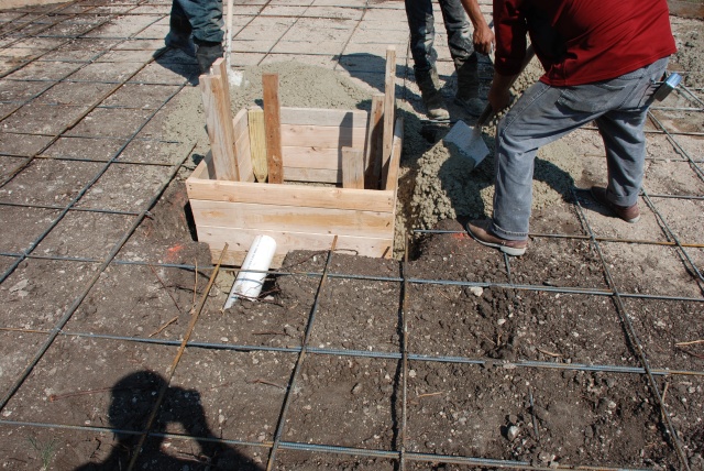 2010/05(May)/Firepit construction/640x480_2010-05-29-54 Firepit Construction.jpg
